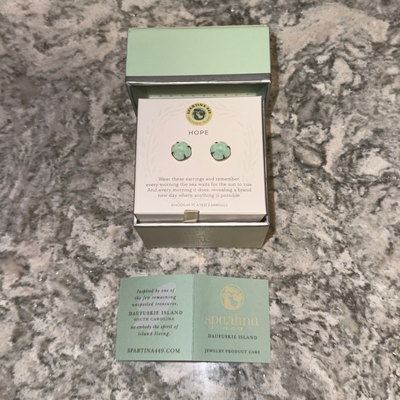 SORRELLI earrings & Sea La Vie Pastel Green Gift Box - Picture 4 of 9
